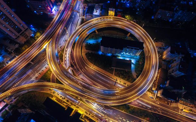 高速道路のインターチェンジやジャンクションを間違えた時の対処法とは？特別回転を使おう！見知らぬ土地へ行く車中泊旅行などでは、必ず道は間違える。その中でも、高速道路でジャンクションの分岐を間違えたり、インターチェンジの名前が似ていたなどで間違えて降りてしまった。そんな経験はないだろうか？今回は、高速で道や目的を間違えた時の対処方法をご紹介！