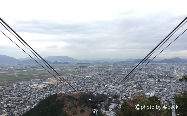 滋賀県へ車中泊旅行！ロープウェイに乗って絶景スポットへ！琵琶湖を一望できる八幡山。ここはデートで訪れるカップルも多く、恋人の聖地にもなっている。あの「綾小路きみまろ」もロケに訪れた穴場的な場所。